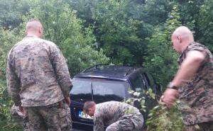 Crnogorci se u automobilu prevrnuli na krov, pripadnici OSBiH pritekli u pomoć 